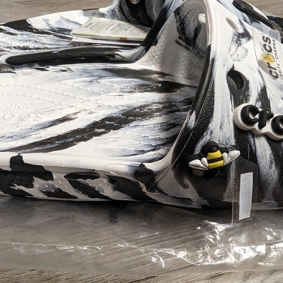 New Crocs, w's 9 - bought as a gift for my mother who no longer likes Crocs - Picture 5 of 5